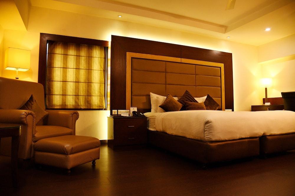 Hotel Royal Cliff Kanpur Exterior photo
