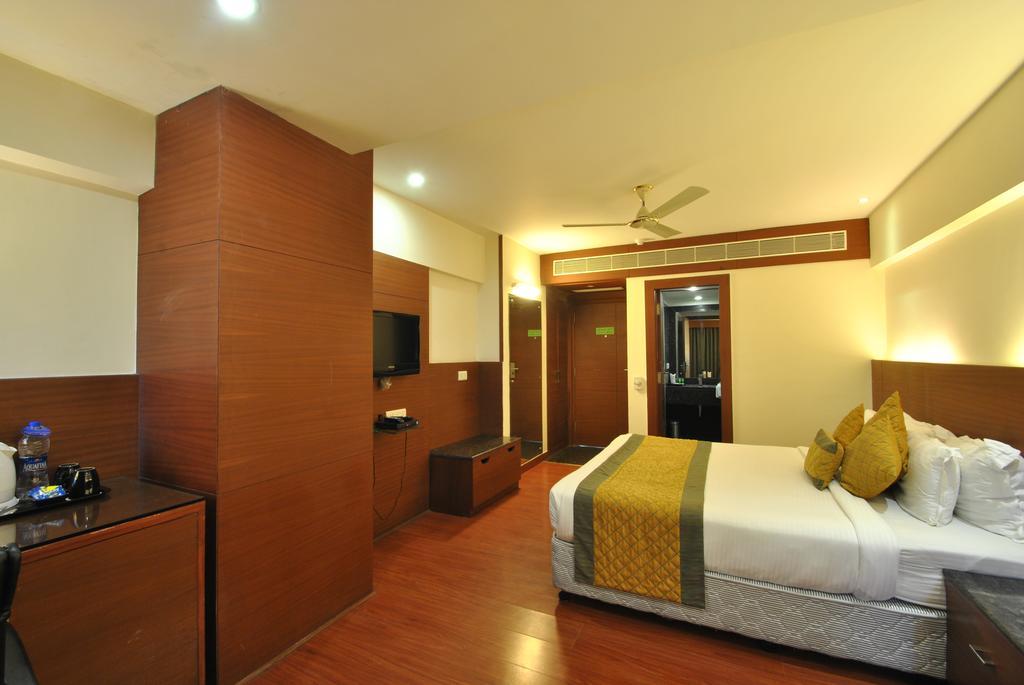 Hotel Royal Cliff Kanpur Exterior photo