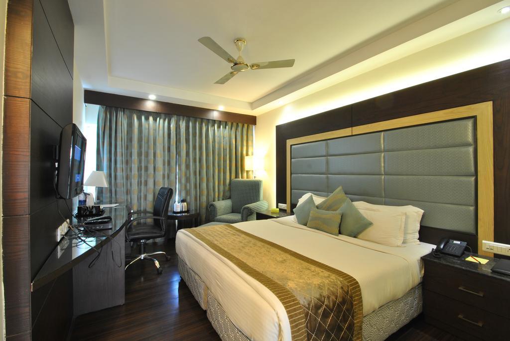 Hotel Royal Cliff Kanpur Exterior photo