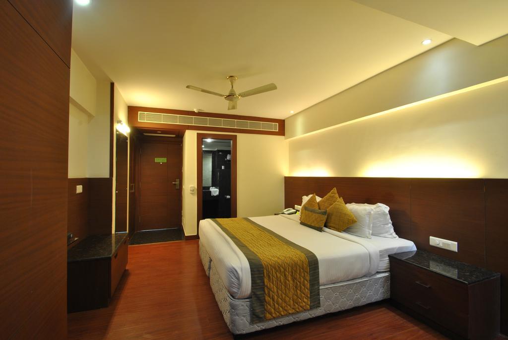 Hotel Royal Cliff Kanpur Exterior photo