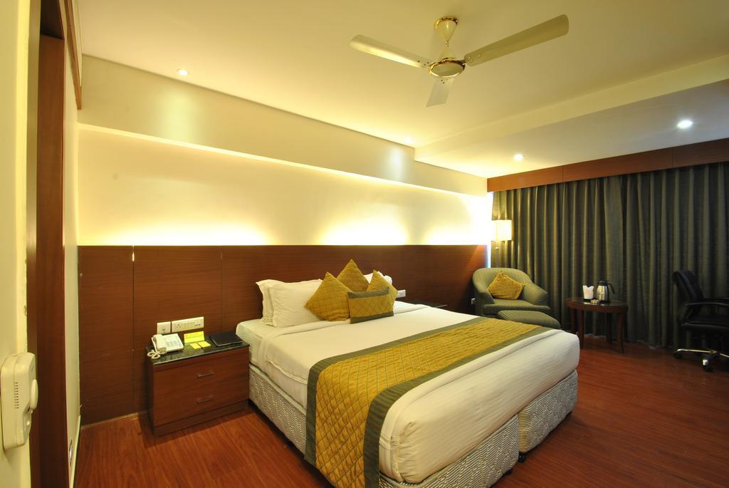 Hotel Royal Cliff Kanpur Exterior photo