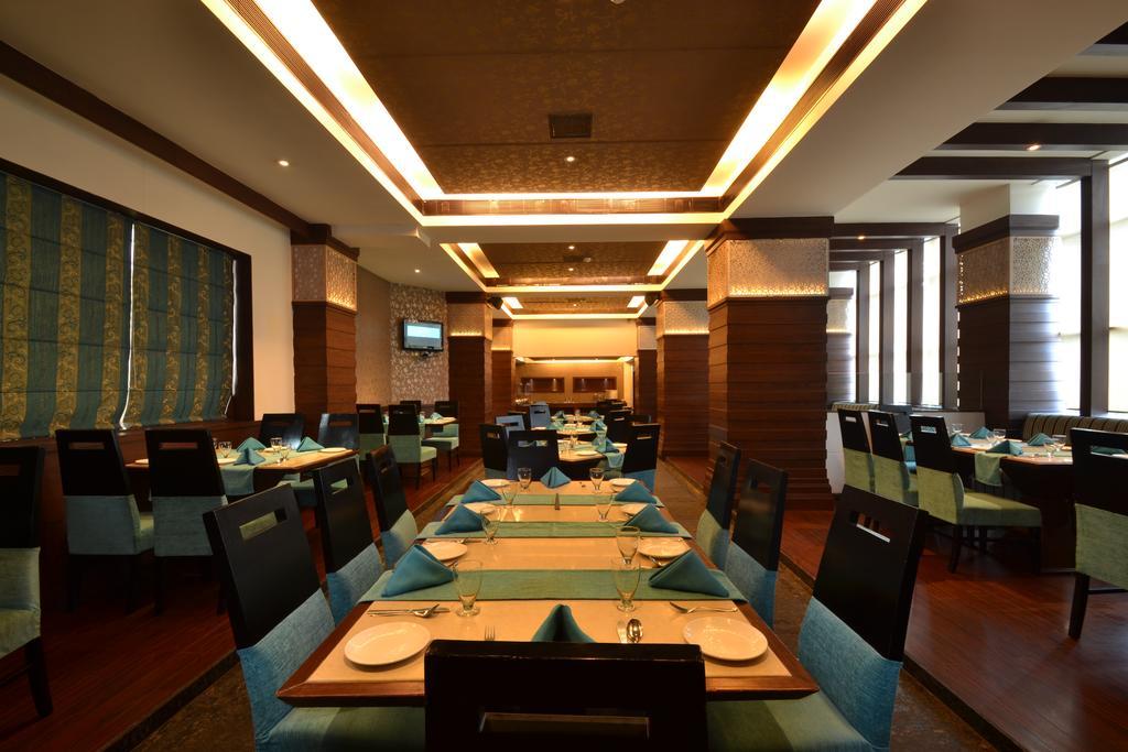 Hotel Royal Cliff Kanpur Exterior photo