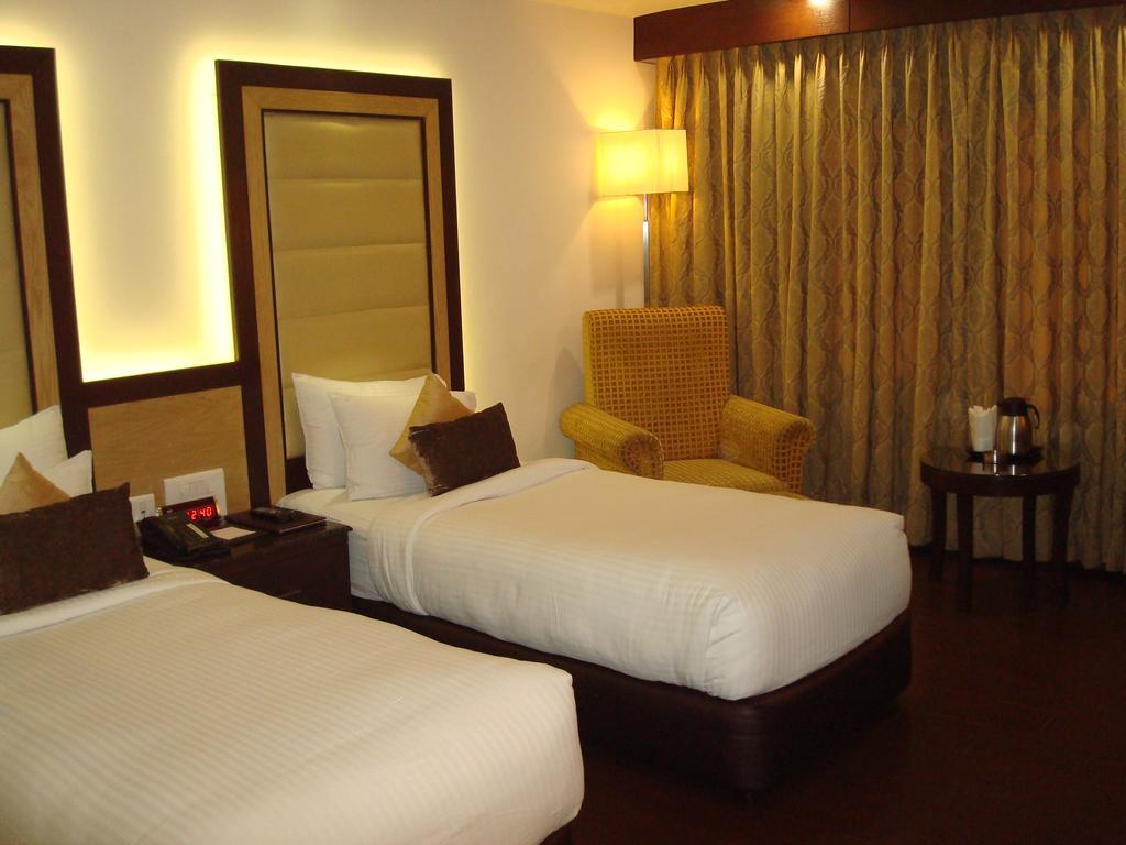 Hotel Royal Cliff Kanpur Exterior photo