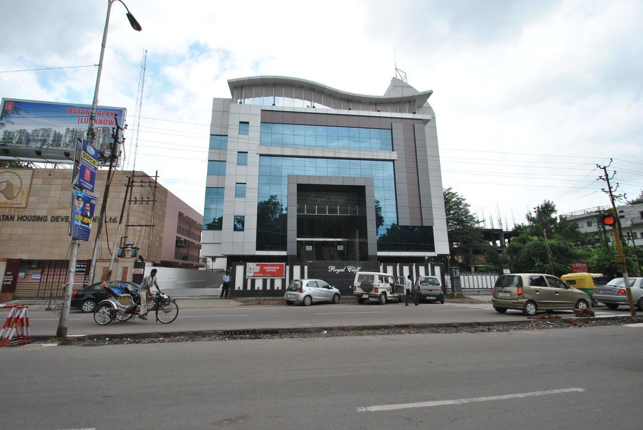 Hotel Royal Cliff Kanpur Exterior photo