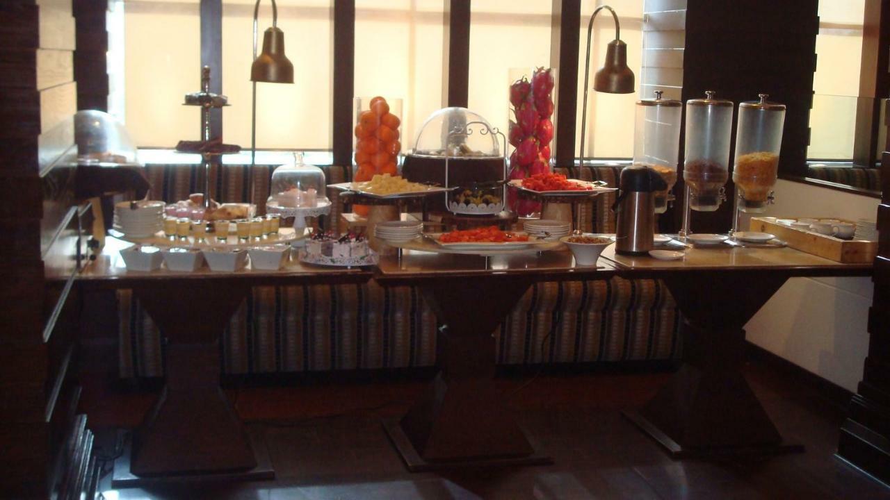Hotel Royal Cliff Kanpur Exterior photo