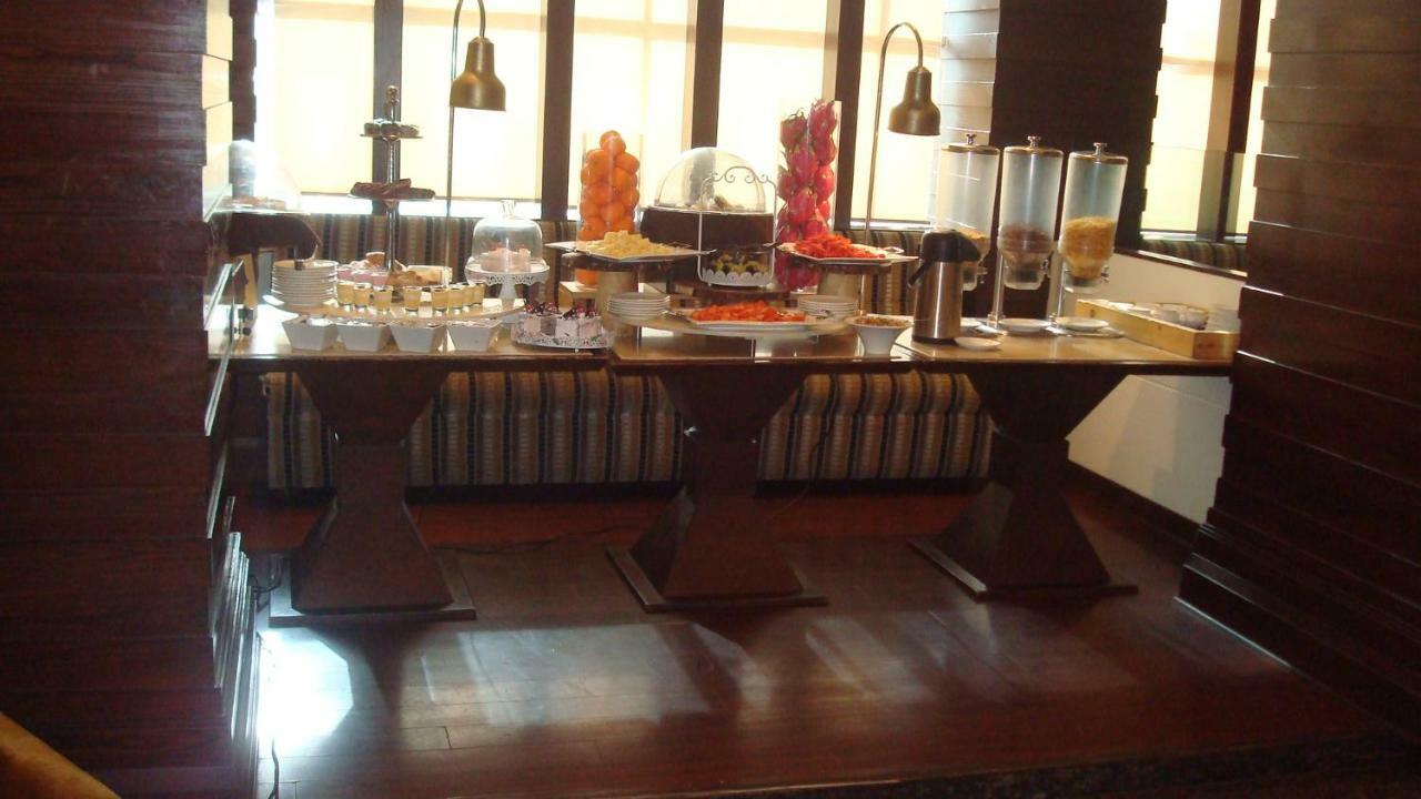 Hotel Royal Cliff Kanpur Exterior photo